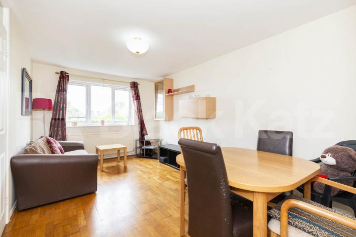 Located within walking distance to Muswell Hill Golf Club and its green spaces Cambridge Gardens, Muswell Hill 